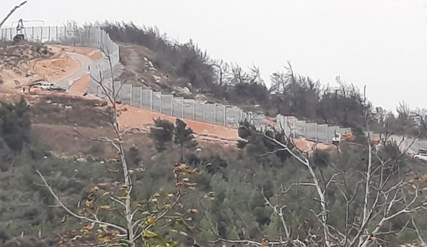 جيش الاحتلال يستأنف تركيب الشبك الحديدي على حدود فلسطين مع لبنان