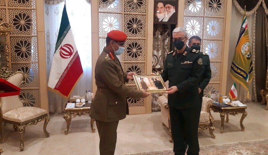 معاون عملیات نیروهای مسلح عمان با سرلشکر باقری دیدار کرد