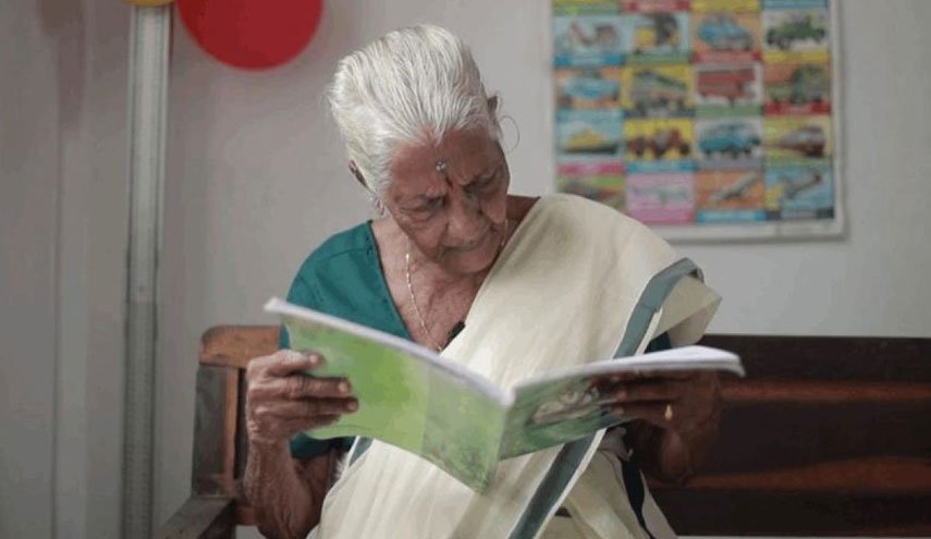امرأة هندية تحقق حلمها بتعلم القراءة في عمر الـ104!