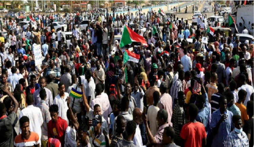 پلیس سودان برای متفرق کردن تظاهرات کنندگان به گاز اشک آور متوسل شد
