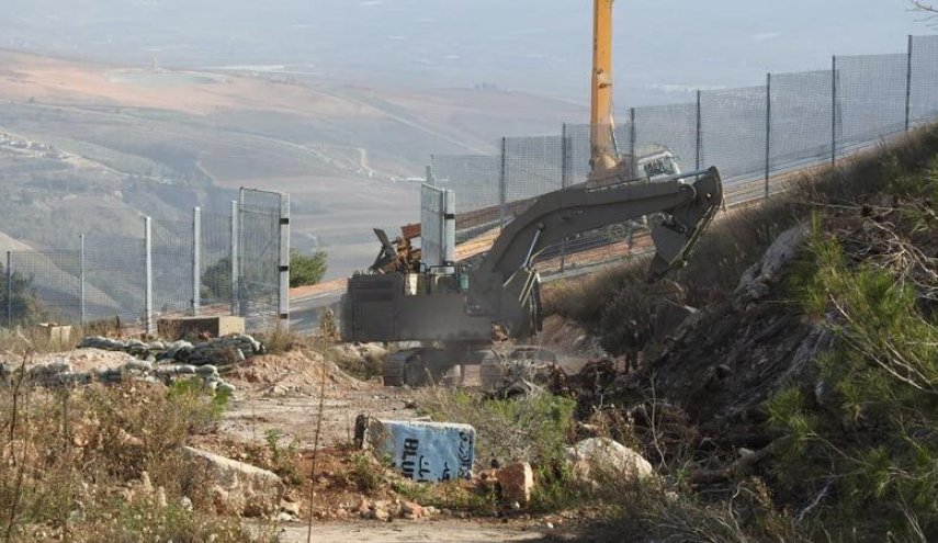 جرافة عسكرية صهيونية تتجاوز السياج التقني في جنوب لبنان