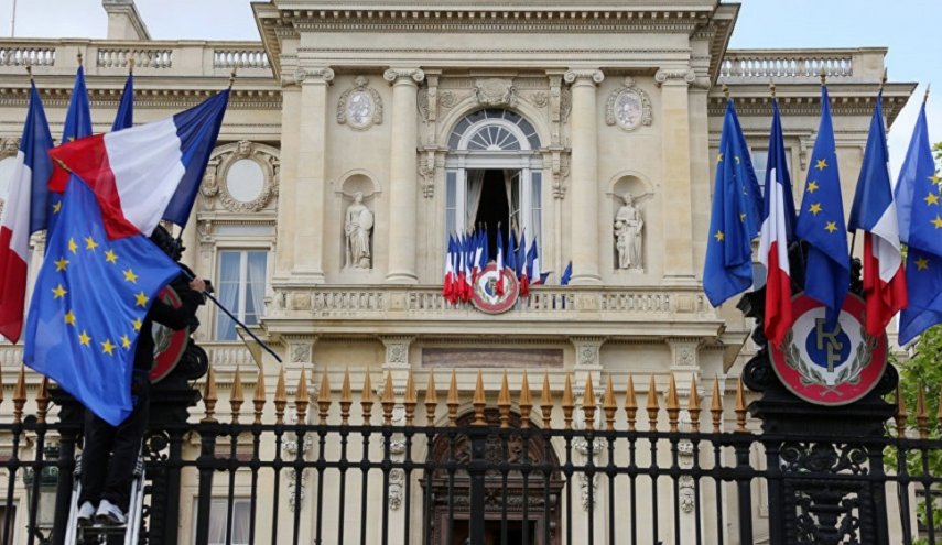 باريس: سندرس بعناية المقترحات الروسية حول ضمانات الأمن في أوروبا
