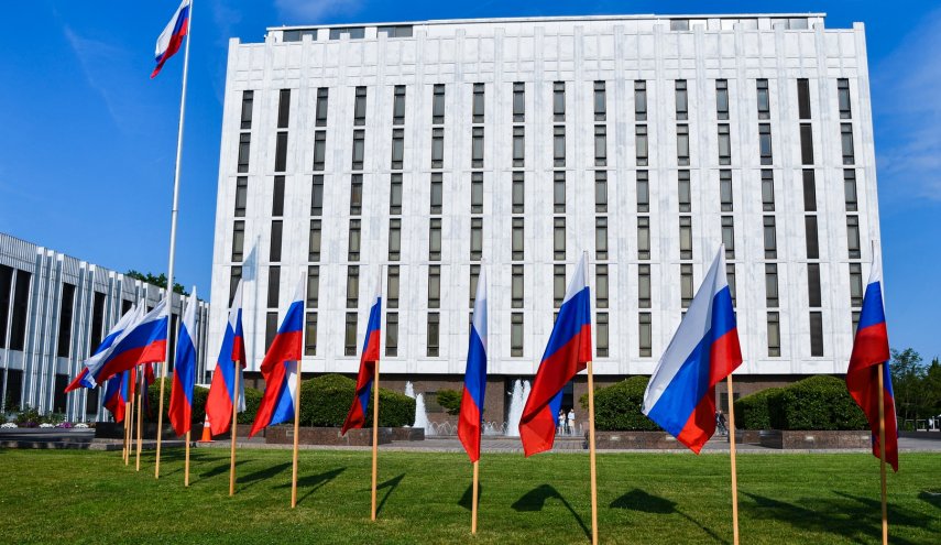 جهاز المخابرات الأمريكي يطوق محيط السفارة الروسية في واشنطن