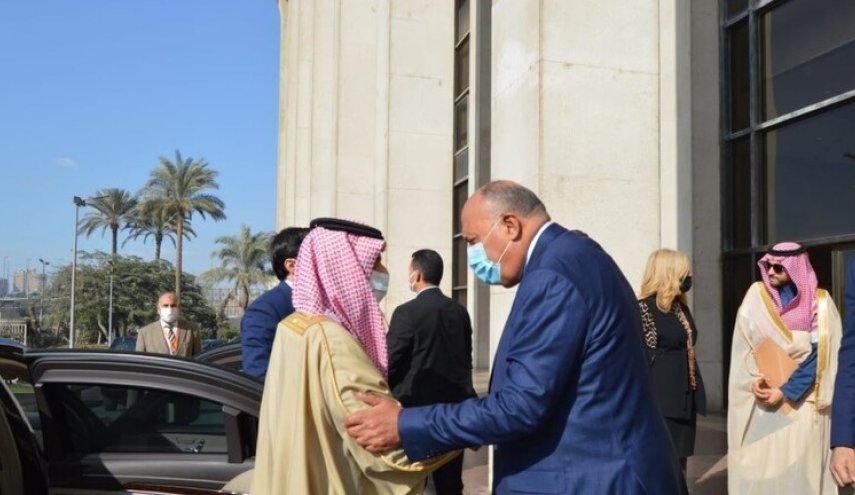 وزير الخارجية السعودي يصل الى مصر