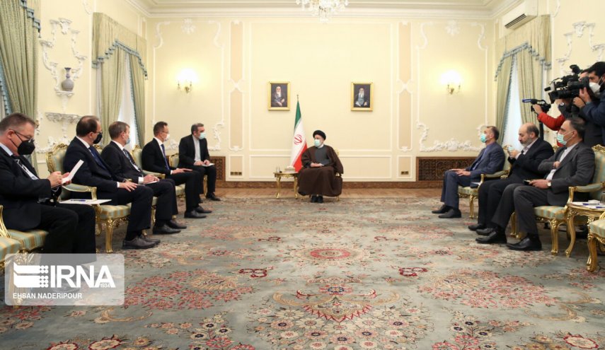 رئيسي يؤكد على دور لجنة التعاون المشتركة في توسيع العلاقات الايرانية الهنغارية