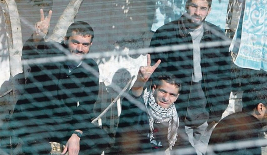 الأسرى الفلسطينيون في سجون الإحتلال يحضرون لخطوة تصعيدية