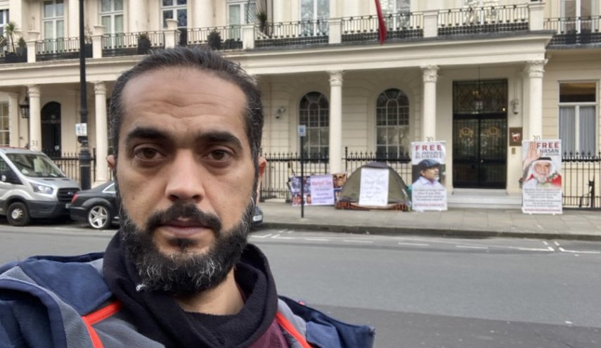 الناشط مشيمع ينهي إضرابه عن الطعام أمام سفارة البحرين في لندن