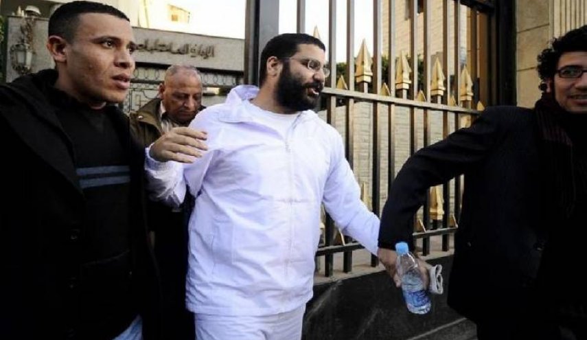 علاء عبد الفتاح الناشط سبب سجن