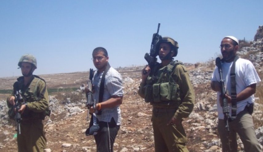 تبادل للادوار بين جيش الاحتلال والمستوطنين بالاعتداء على الفلسطينيين