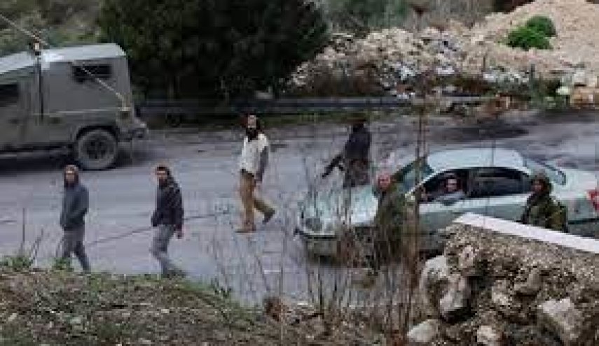 مئات المستوطنين يقتحمون أراضي الفلسطينيين شمال نابلس