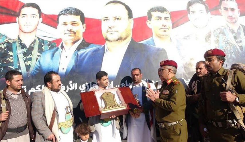وزارة دفاع اليمن تكرم أسرة الشهيد صالح الصماد بدرع الوفاء