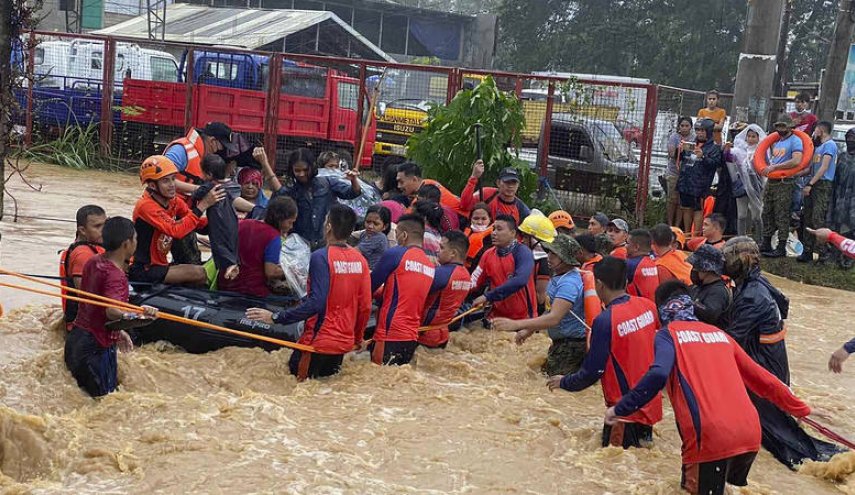 ضحايا الإعصار في الفلبين يتجاوز 300 شخص
