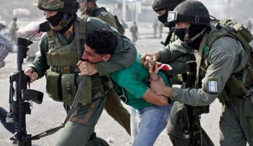 الاحتلال الاسرائيلي يعتقل عددًا من الفلسطينيين بينهم أسرى محررين 