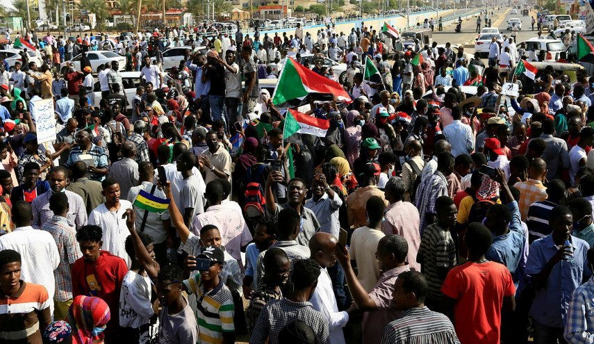 تظاهرات میلیونی در سودان برای تاسیس دولت مدنی/ کاخ ریاست‌جمهوری به محاصره معترضان درمی‌آید
