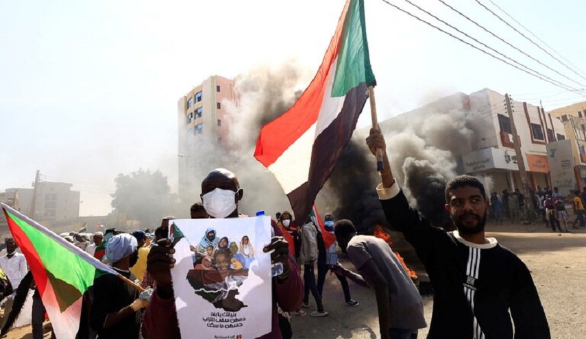 قوات أمن السودان تطلق الغاز المسيل للدموع وتقطع الطرق والإنترنت