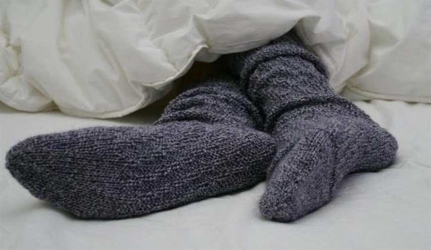 انتبه!.. مخاطر ارتداء الجوارب أثناء النوم في الشتاء!
