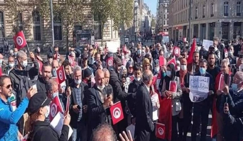 تونسيون يحتجون في 'فرنسا' رفضا للانقلاب!