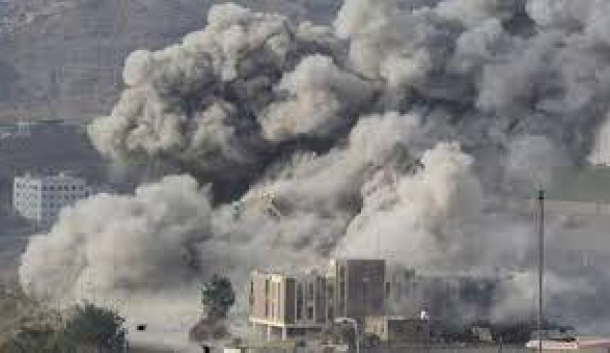 إصابة 7 يمنيين وتدمير ممتلكاتهم بغارتين على تعز