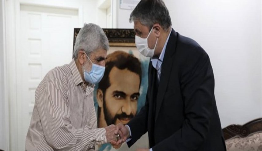 رئيس منظمة الطاقة الذرية يتفقد عائلة الشهيد أحمدي روشن