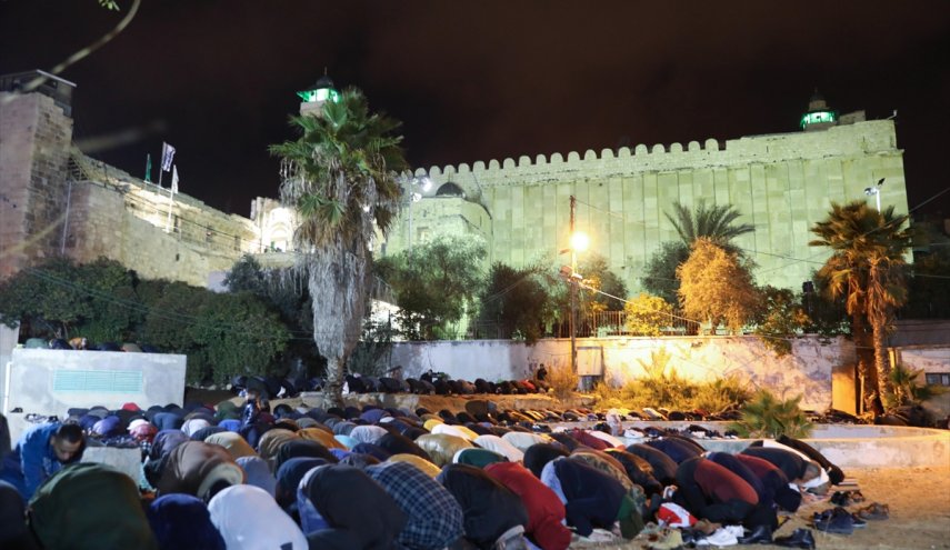 الفلسطينيون يحيون فجر الرباط في المسجد الابراهيمي