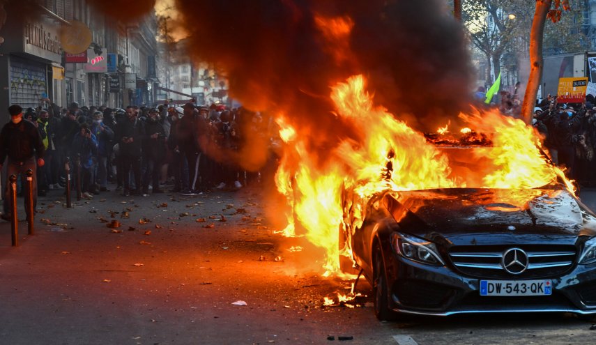 فرنسا.. حرق أكثر من 850 سيارة واعتقال أكثر من 400 شخص!