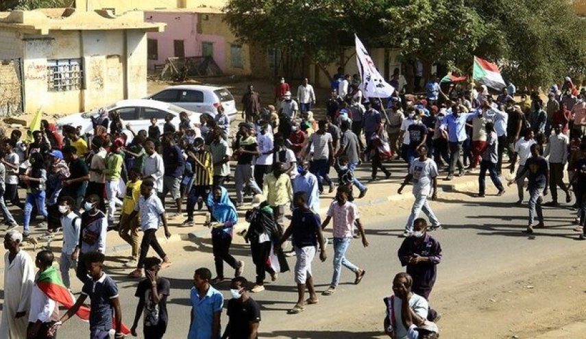 هزاران سودانی از فرمانده ارتش خواستند قدرت را به غیرنظامیان واگذار کند