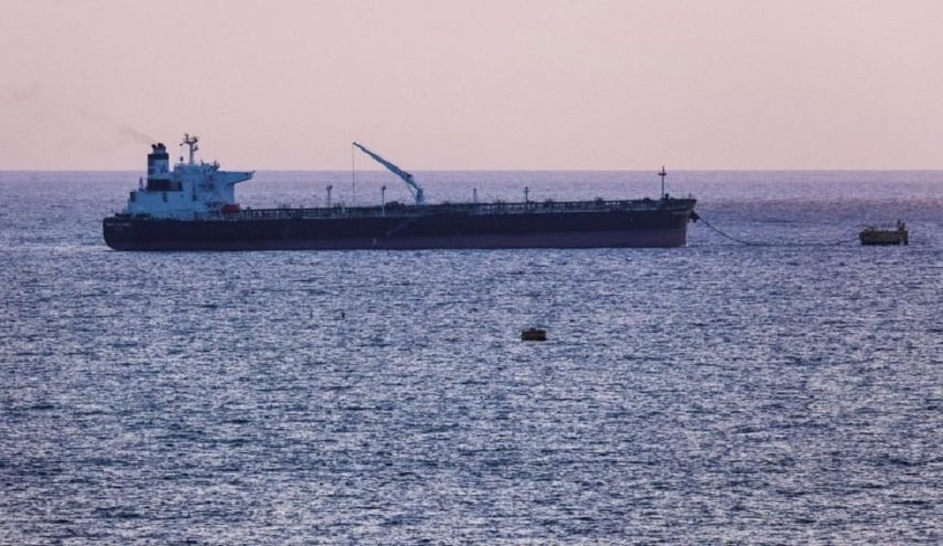 تحالف العدوان يحتجز سفينة وقود يمنية ويقودها لجيزان