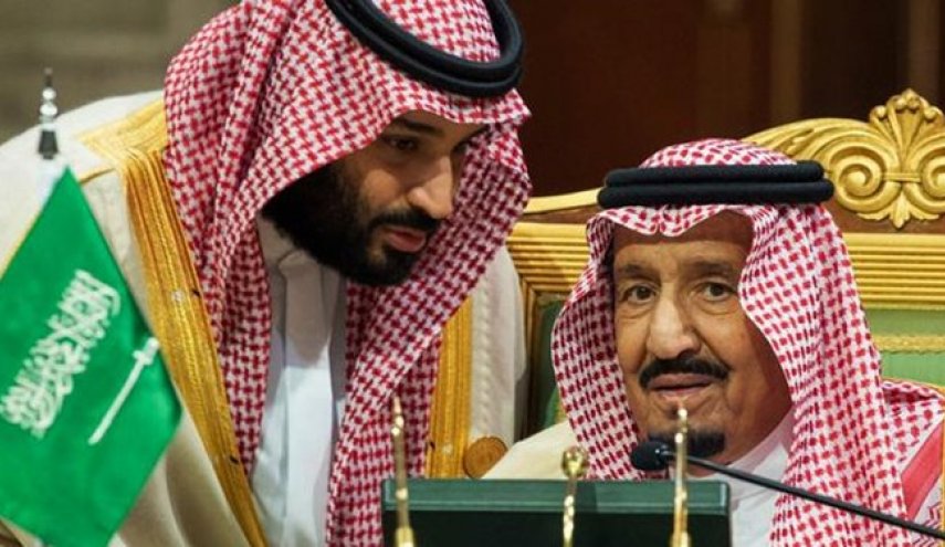 الملك السعودي وإبنه يعزيان أمير قطر