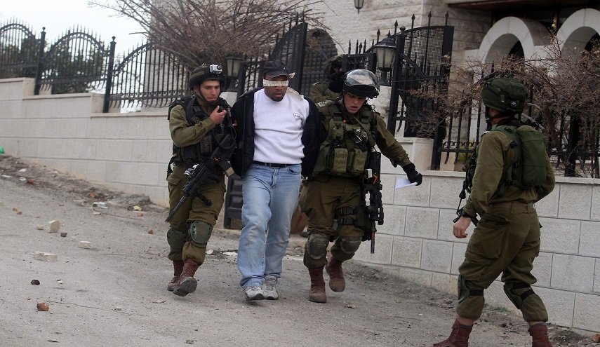 الاحتلال يعتقل 21 فلسطينيا في الضفة الغربية