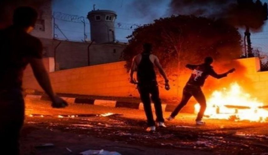 شبان فلسطينيون يستهدفون برجًا عسكريًّا إسرائيليًّا بالزجاجات الحارقة 