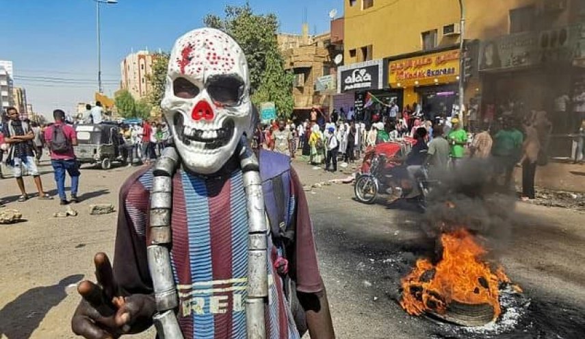 پرتاب گاز اشک‌آور در سودان همزمان با اعتراضات گسترده علیه کودتا‌چیان