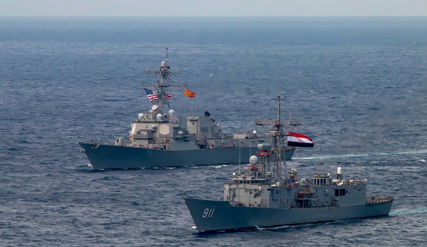 البحرية المصرية تنفّذ تدريبا مشتركا مع اميركا في البحر الاحمر