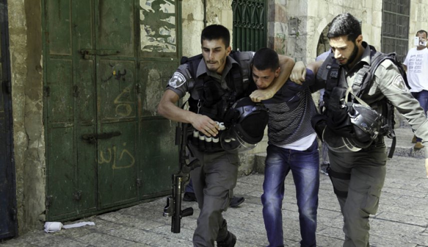 الاحتلال يعتقل عشرات الفلسطينيين بينهم أسير محرر