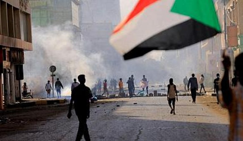 قوات الأمن السودانية تطلق الغاز المسيل للدموع على آلاف المتظاهرين في الخرطوم