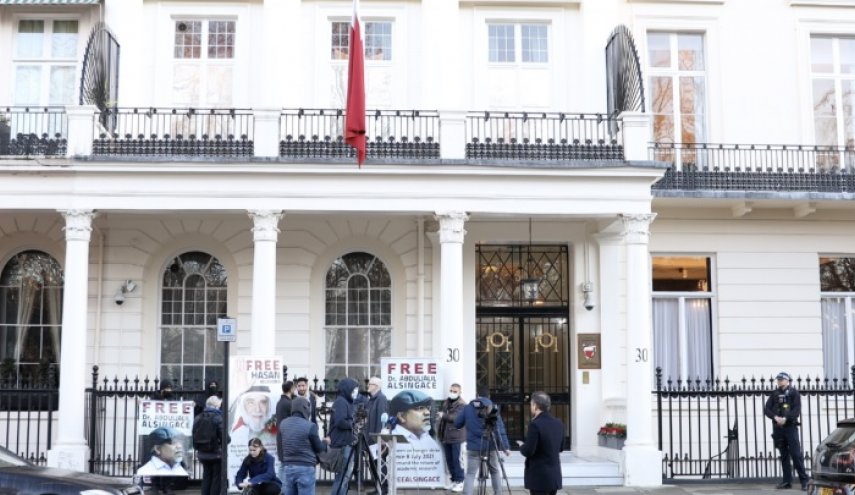 نواب بريطانيون يعقدون مؤتمرا صحفيا أمام سفارة البحرين في لندن