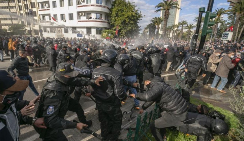 إحالة 17 موقوفاً على القضاء في احتجاجات ذكرى الثورة التونسية