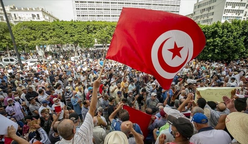 تظاهرات مردم تونس علیه تصمیمات اخیر رئیس‌جمهور این کشور
