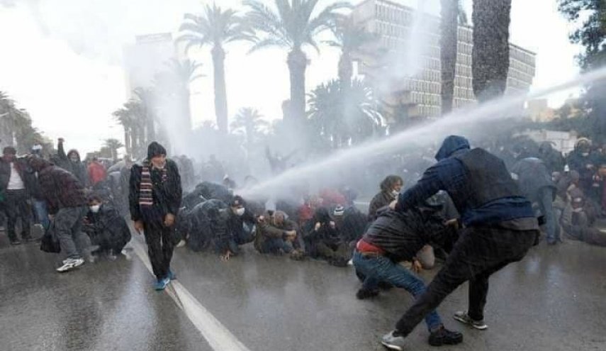 ردود داخلية غاضبة في تونس من قمع تظاهرات ذكرى الثورة