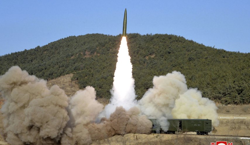 بيونغ يانغ تنشر صورا لإطلاقاتها الصاروخية من القطار