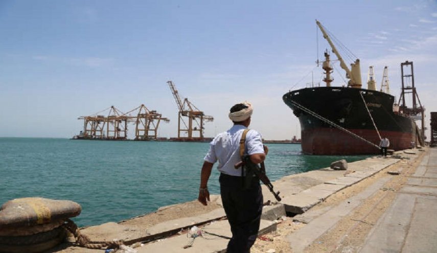 مسؤول يمني ينفي ادعاءات العدوان عن انسيابية حركة السفن الى الحديدة