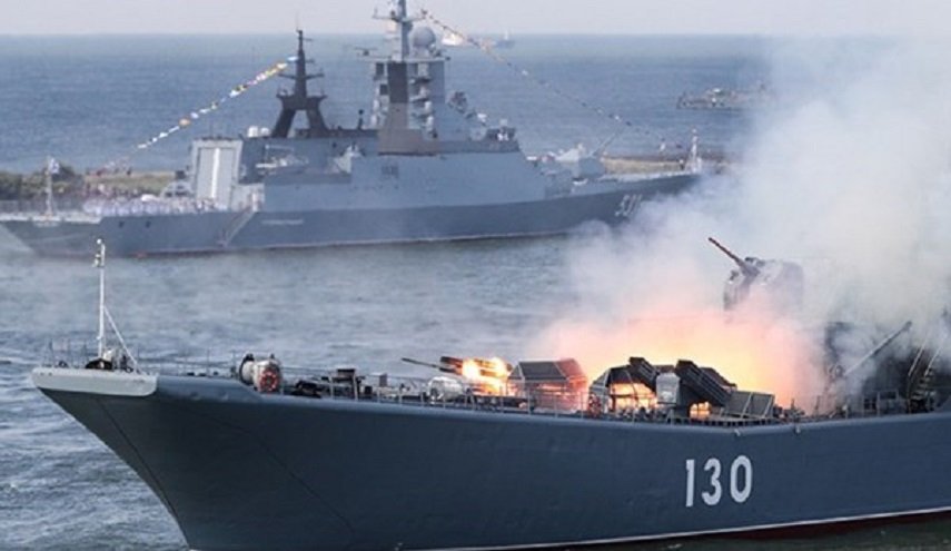 ايران وروسيا والصين تطلق النيران على أهداف بحرية مفترضة 