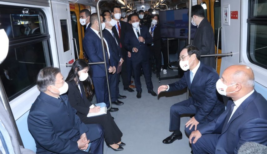 رئيس كوريا الجنوبية يتفقد مترو انفاق القاهرة