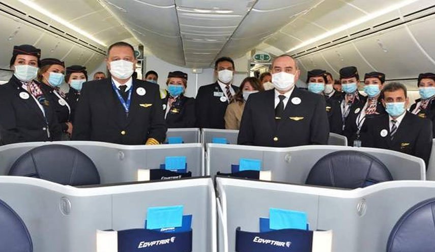 مصر.. وزير الطيران يقود أول رحلة تجريبية بخدمات صديقة للبيئة