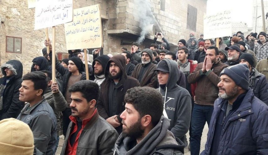 مردم سوریه در ادلب در اعتراض به اقدامات جبهة النصره به خیابان آمدند