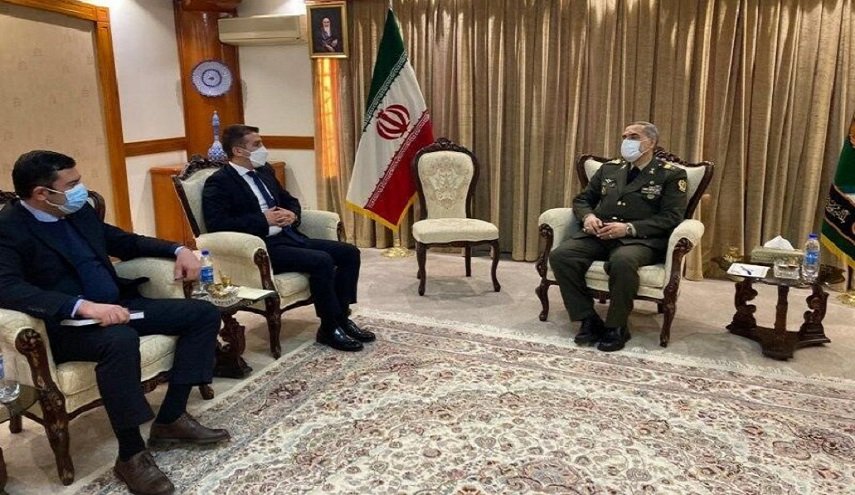السفير الآذربيجاني يبحث  التعاون العسكري مع وزير الدفاع الإيراني