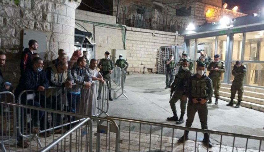 العشرات من جنود الاحتلال يقتحمون المسجد الإبراهيمي