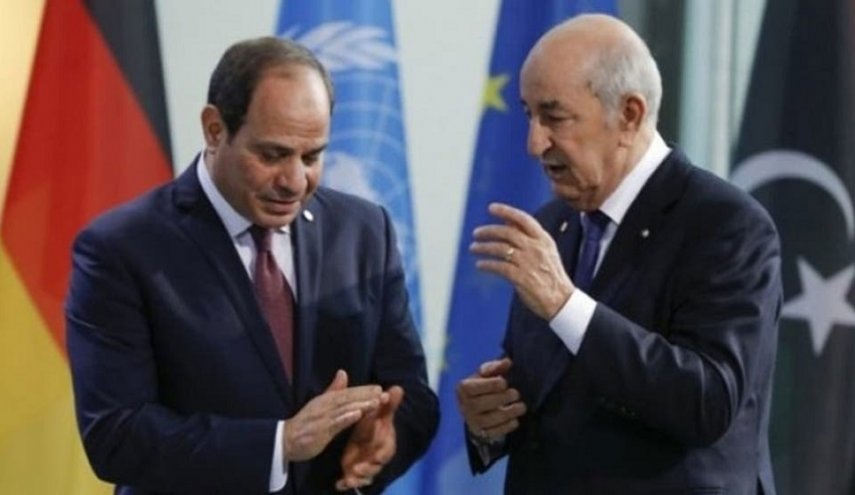 الرئيس المصري يستقبل نظيره الجزائري في مطار القاهرة