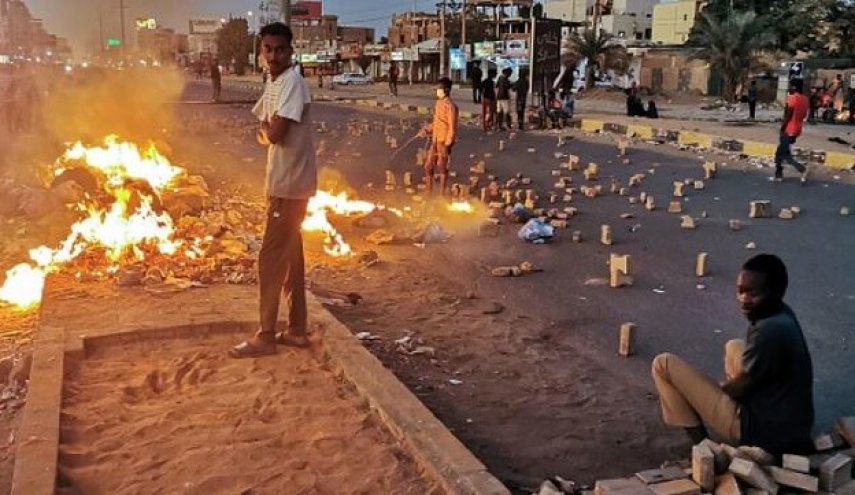کشته شدن ۳ تن در حمله پلیس به معترضان سودانی/ البرهان: به مذاکره برای حل سیاسی بحران پایبندم