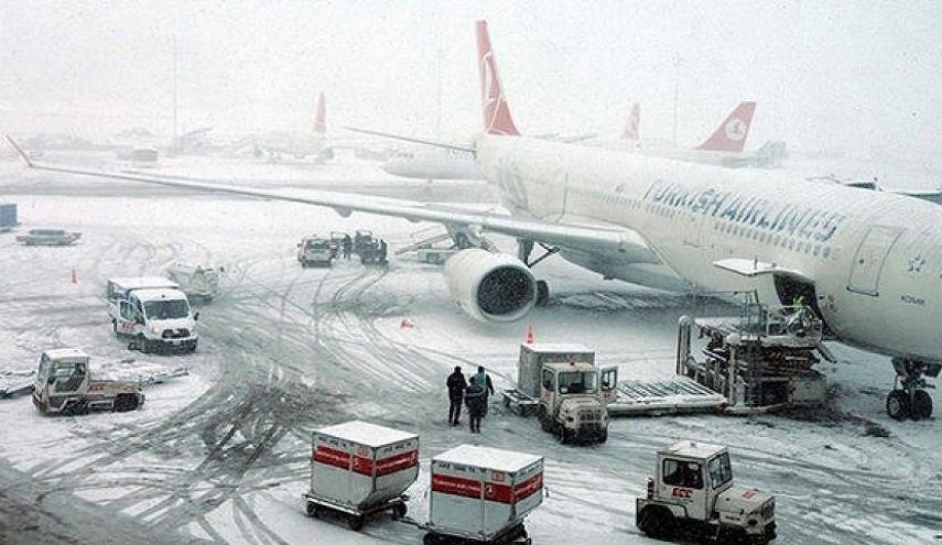 الثلوج تعلق كافة رحلات الطيران في مطار إسطنبول
