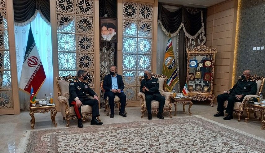  وزير الدفاع الآذربيجاني يلتقي برئيس الأركان العامة الإيرانية